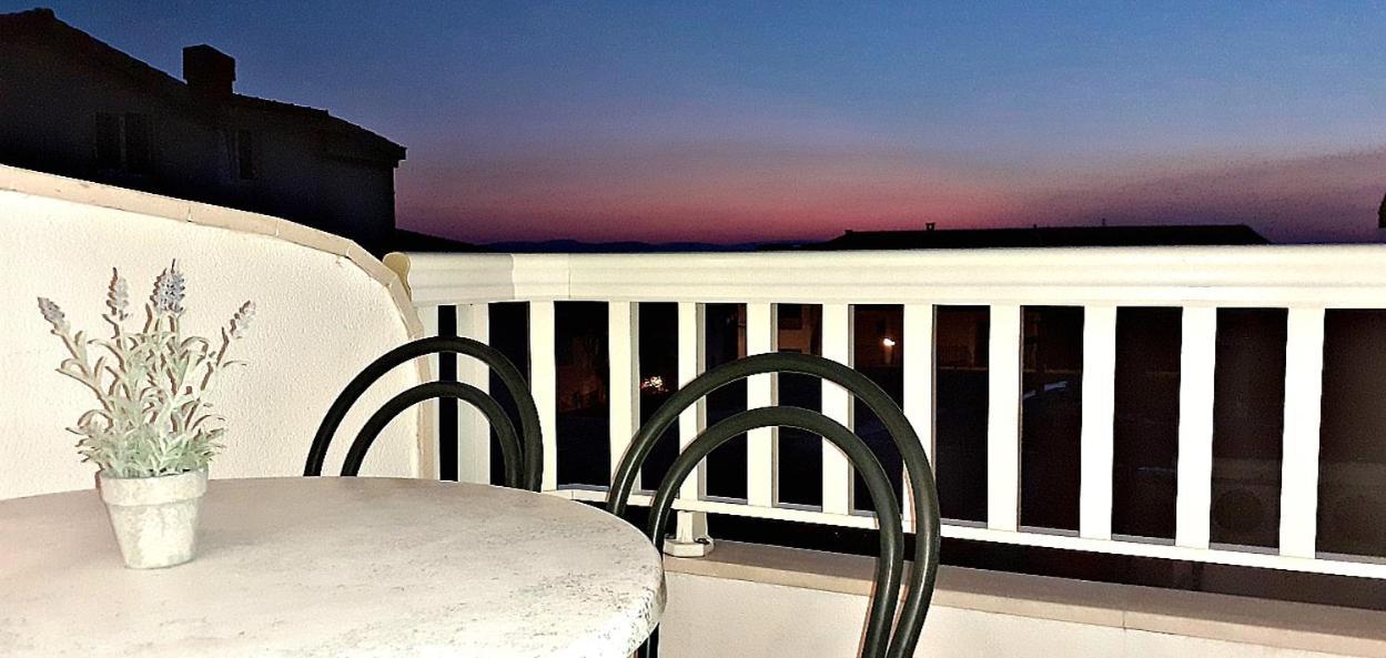 Apartments Villa Bonaca Baska Voda Phòng bức ảnh